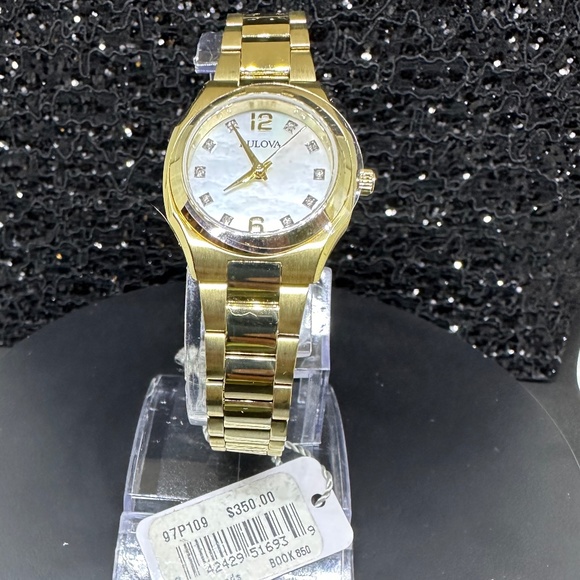 Women's NWT Mother-of-Pearl Face w/Diamonds Affixed to a Gold Bracelet & Bezel - Picture 2 of 6
